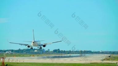 商用客机降落在巴塞罗那机场跑道上。飞机在巴塞罗那机场着陆。乘客飞机着陆。飞机在巴塞罗那机场着陆。乘客飞机着陆。飞航飞机接近简易机场.